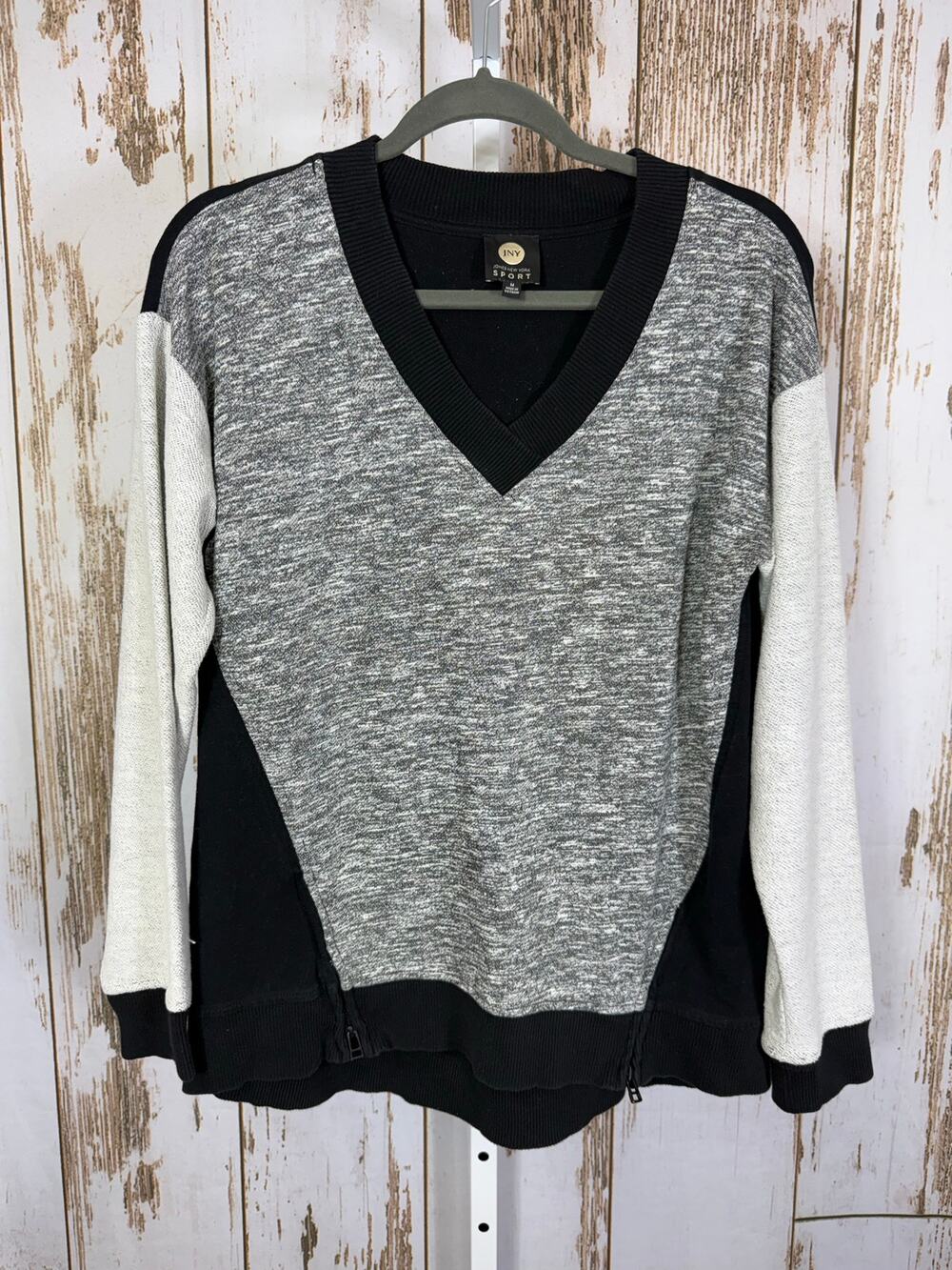 Jones New York Sport, Colorblock V-Neck Sweater. Size Medium. Excellent cond!